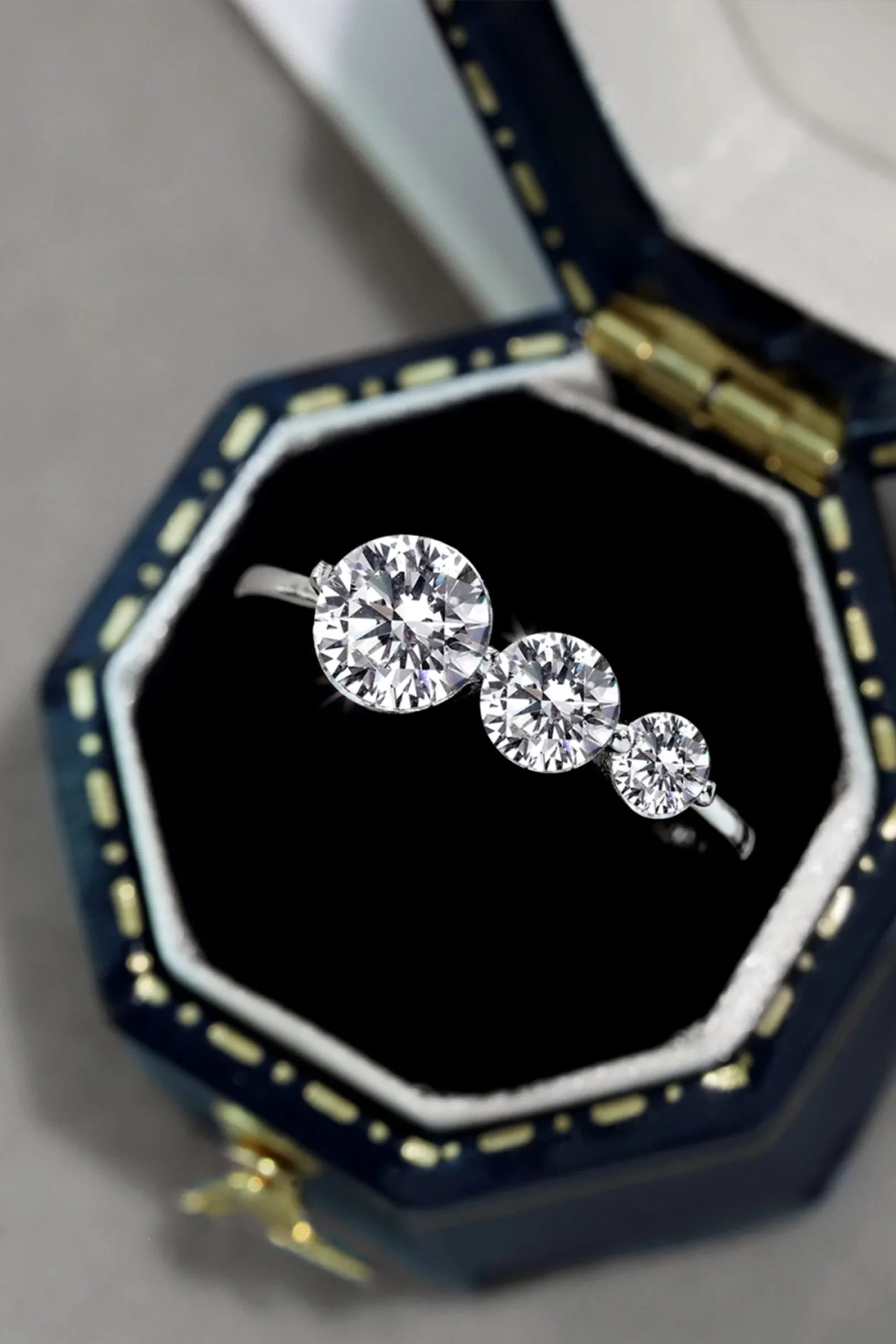 Bague en zircon à trois rondelles scintillantes en argent S925 – Image 2