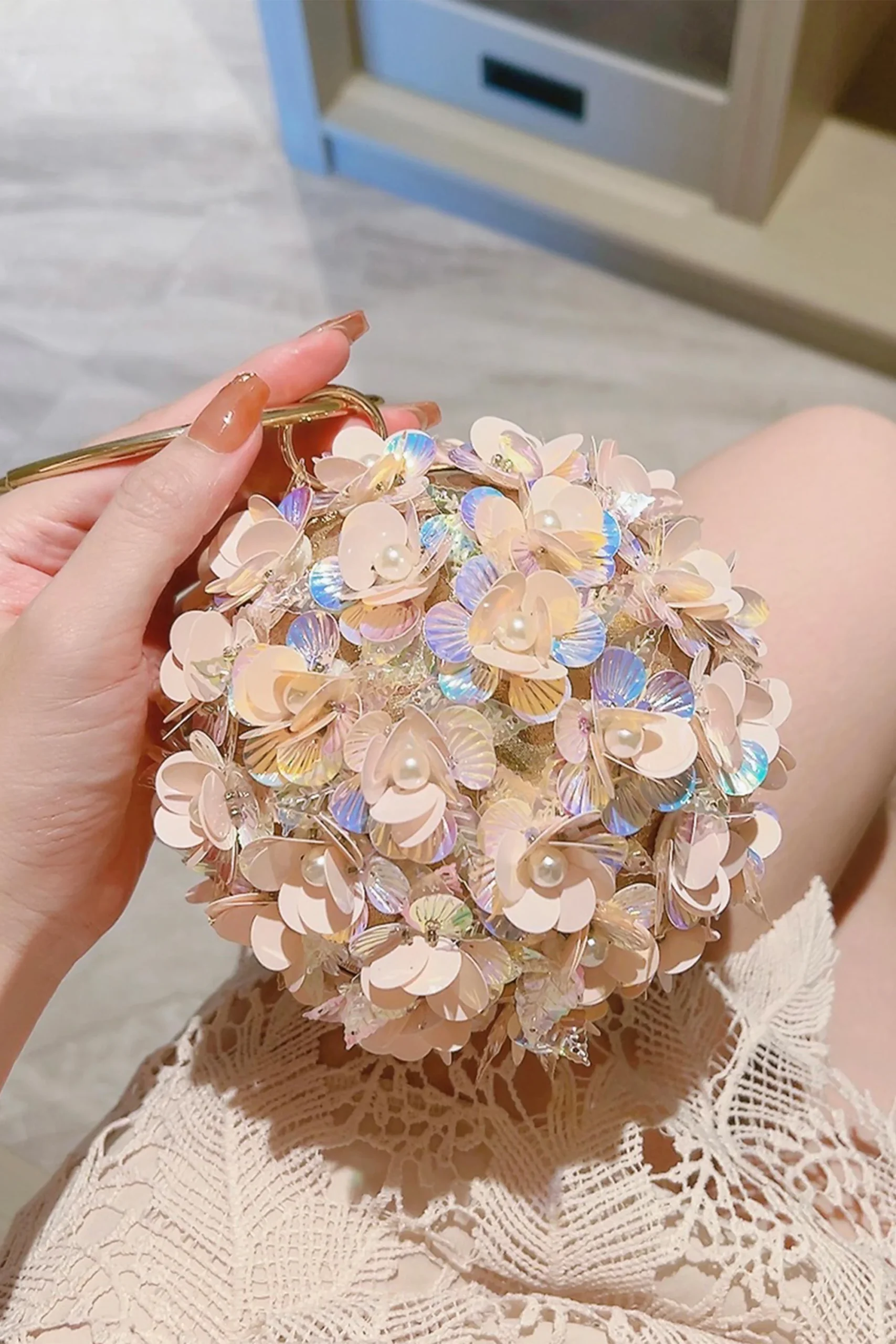 Le bracelet de perles en forme de fleur dans un sac en forme de boule