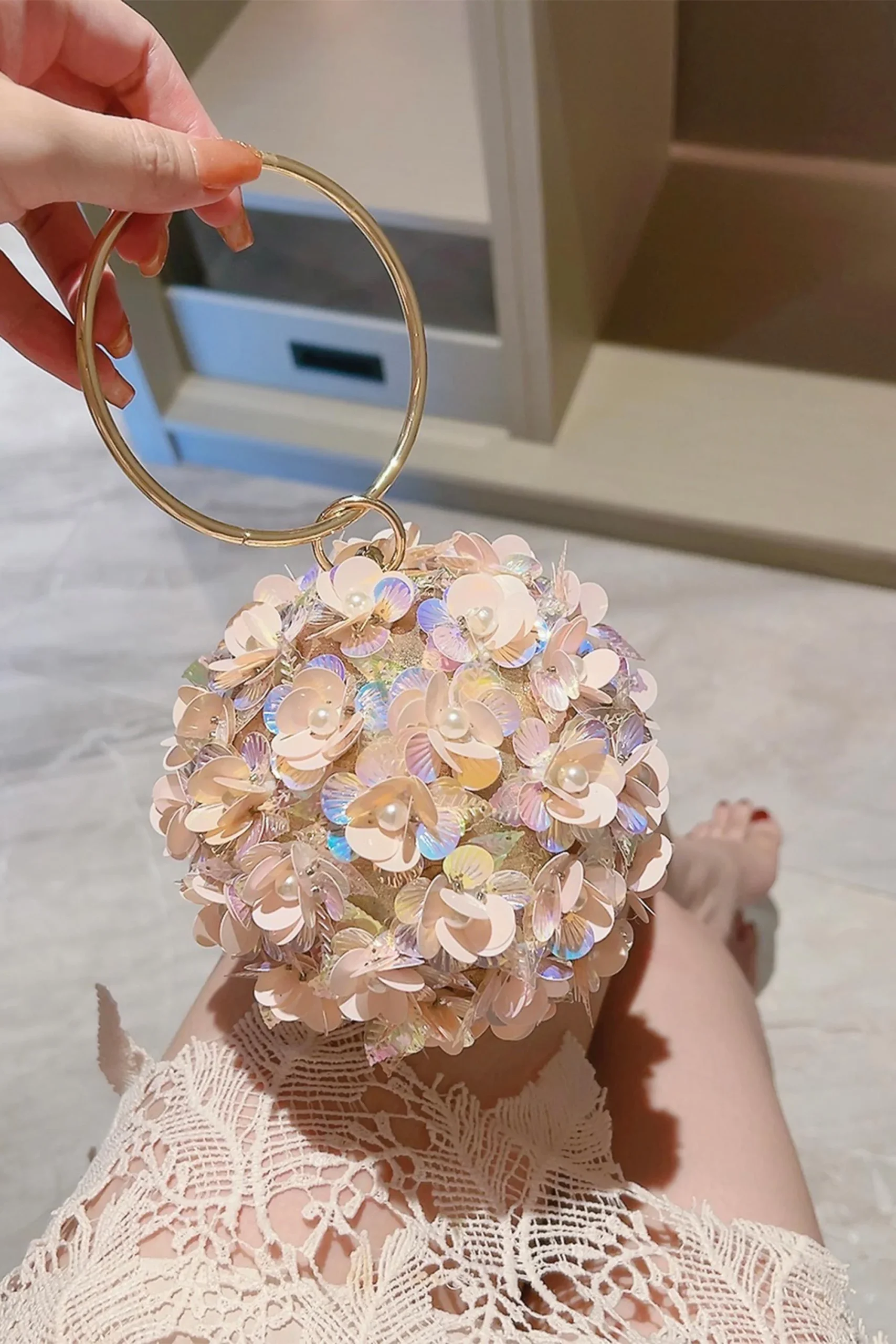 Le bracelet de perles en forme de fleur dans un sac en forme de boule – Image 2