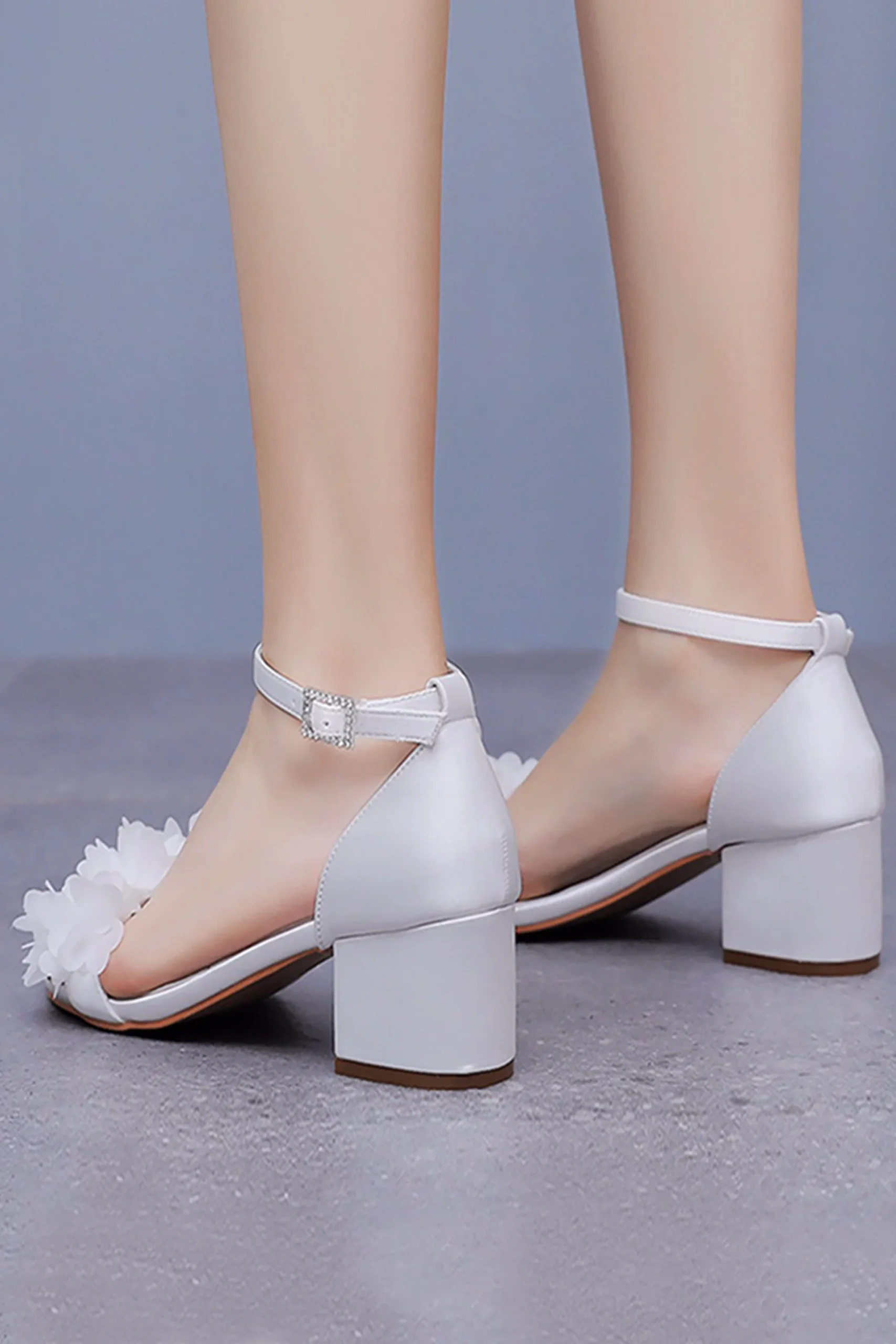 Sandales de mariée en satin à Tailles carrés et à fleurs – Image 7