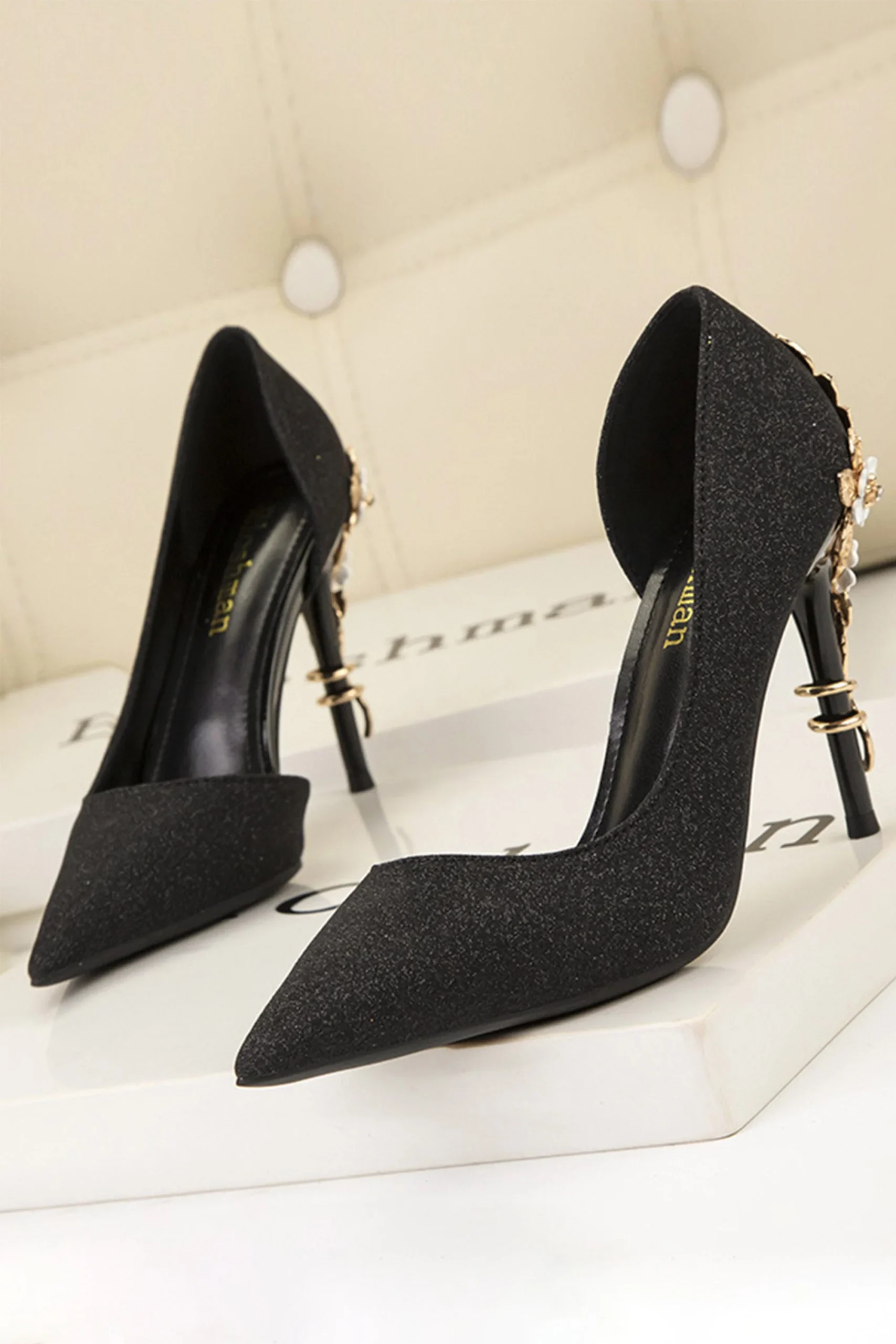 Chaussures à talons aiguilles pointues avec fleurs en métal de luxe – Image 7