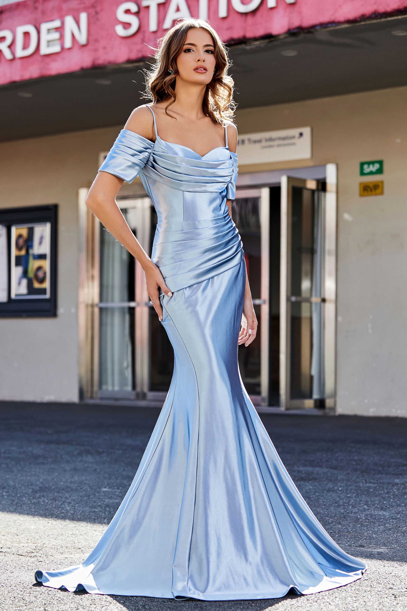 Robe Plissée en Satin avec Traîne Balayage à Col en Cœur – Image 7