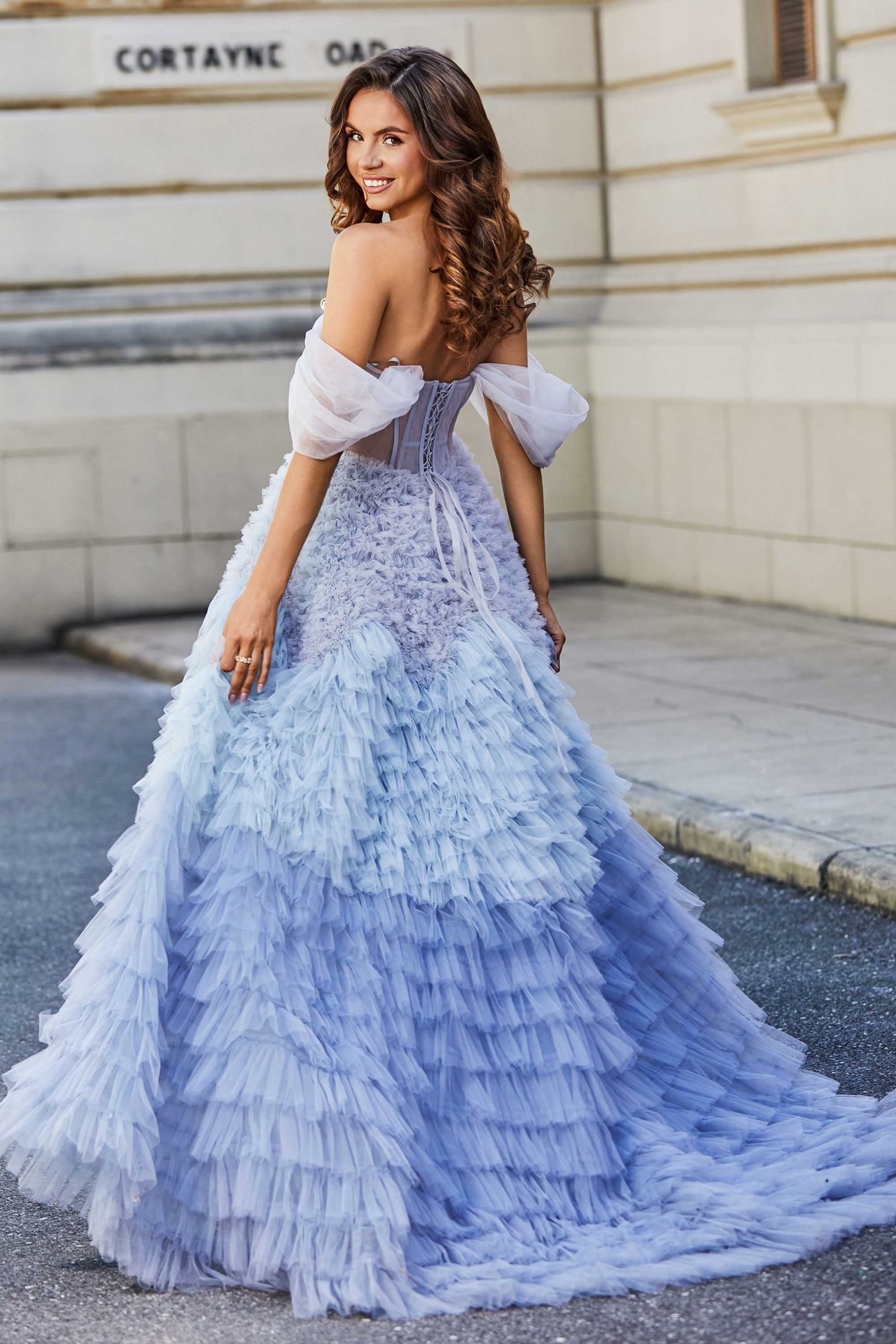 Robe de Soirée en Tulle avec Volants à Plusieurs Niveaux et Lacet – Image 2