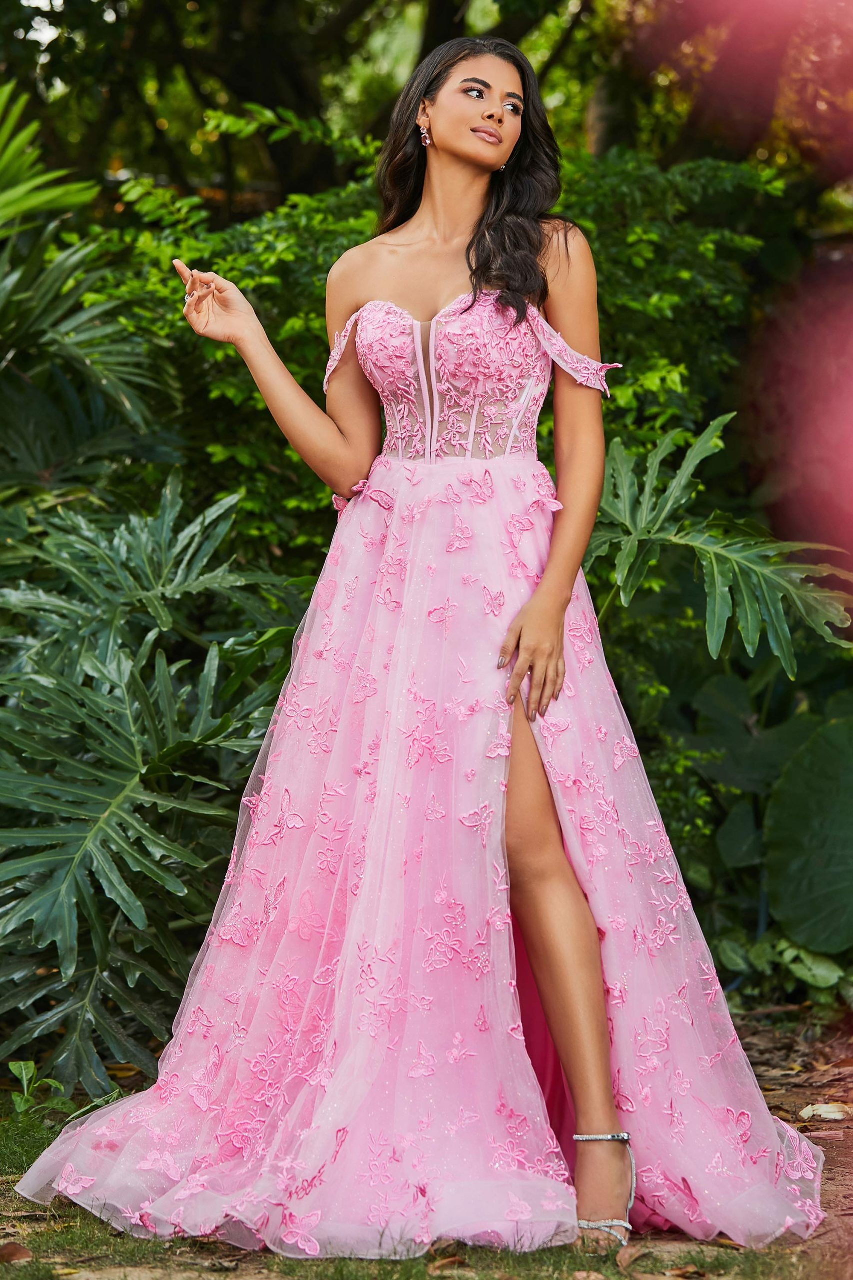 Robe à Armatures Transparentes et Traîne Balayage d'Applique Papillon avec Fente – Image 9