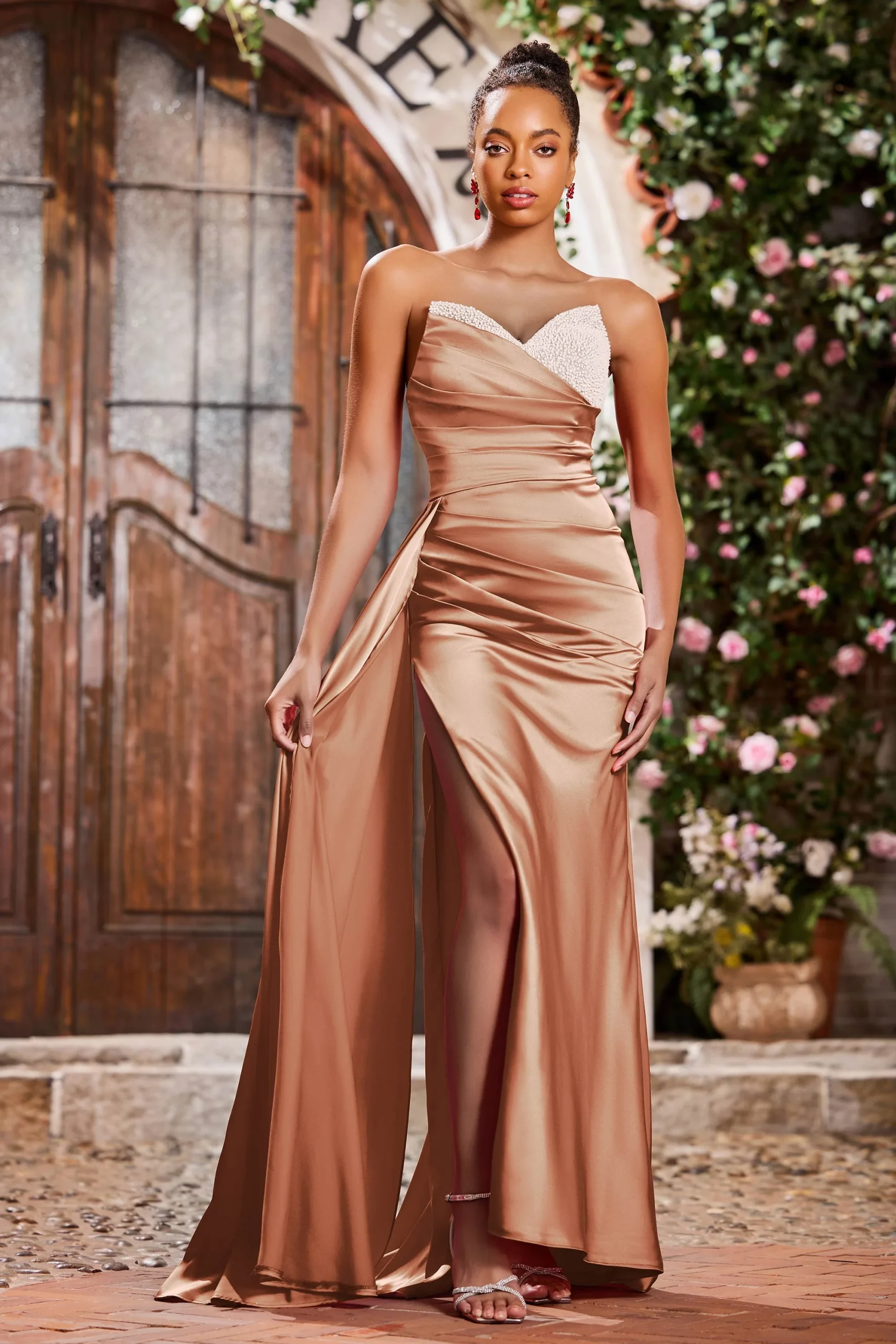 Robe Perlée Plissée à Décolleté en Cœur avec Traîne Balayage – Image 9