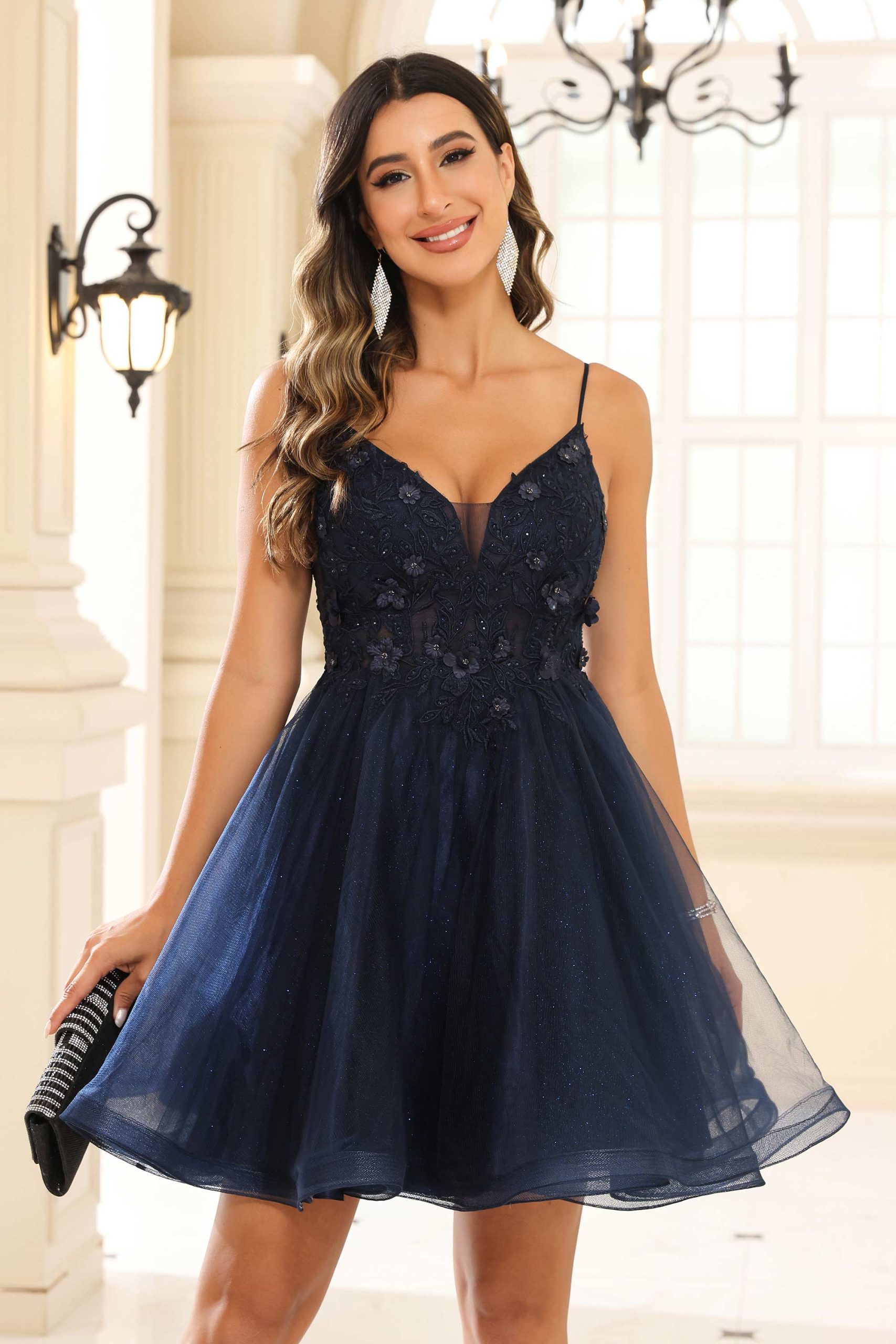 Mini Robe en Tulle Scintillant à Encolure en V avec Appliques – Image 6