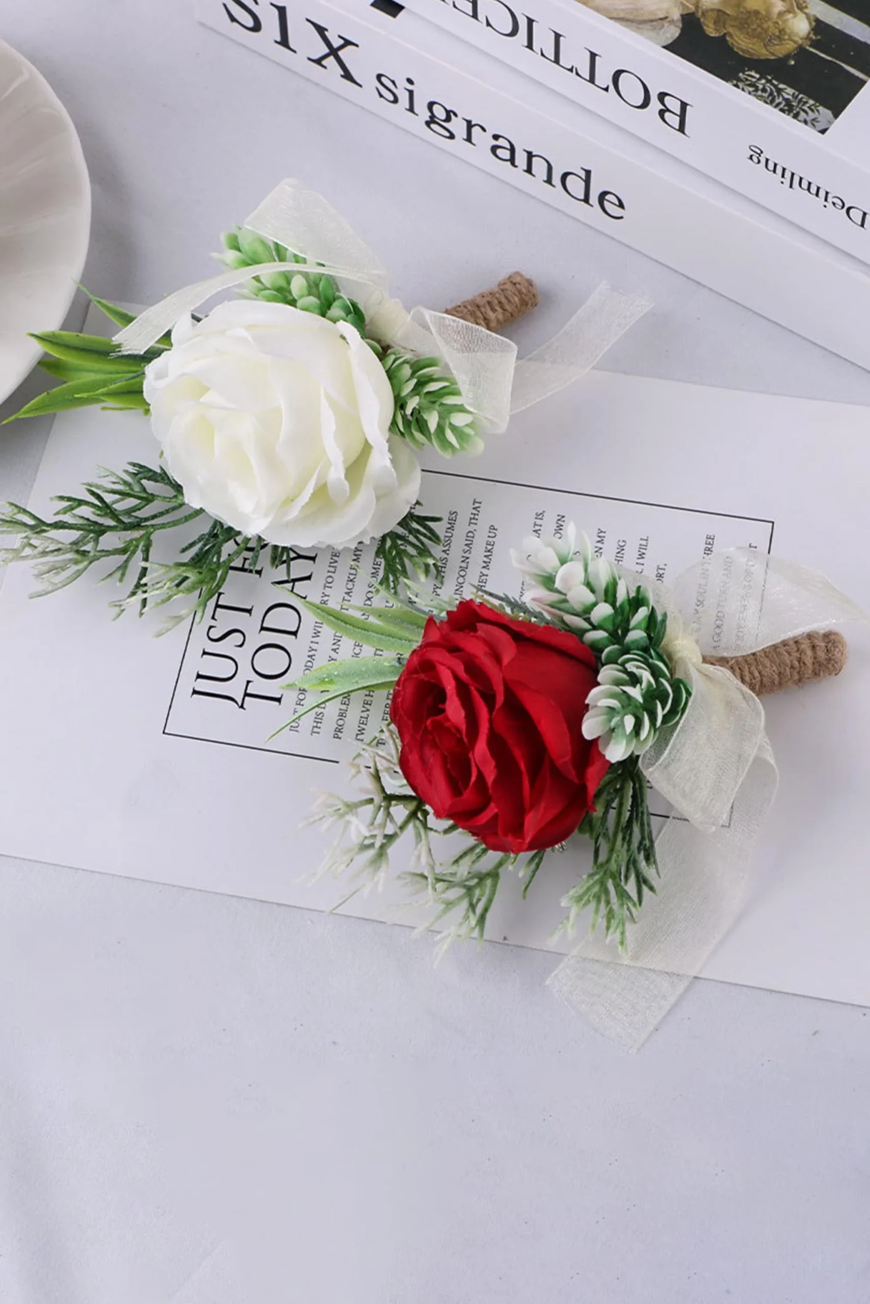 Broche de Boutonnière en Fleurs de Soie Artificielles pour Mariage – Image 2